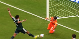 Abdulelah Al-Amri abre la cuenta ante Fernando Muslera en el duelo Arabia Saudita - Uruguay. (AP Photo/Marta Lavandier)