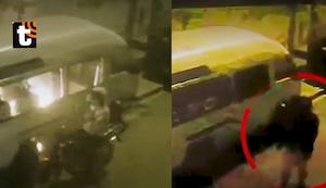 ¡Héroe en Lurín! Cámara capta el momento en que delincuente prende fuego a una combi y vecino arriesga su vida para extinguir las llamas