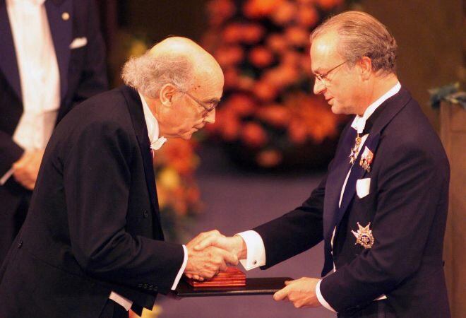 En 1998, José Saramago recibe el Premio Nobel de Literatura.