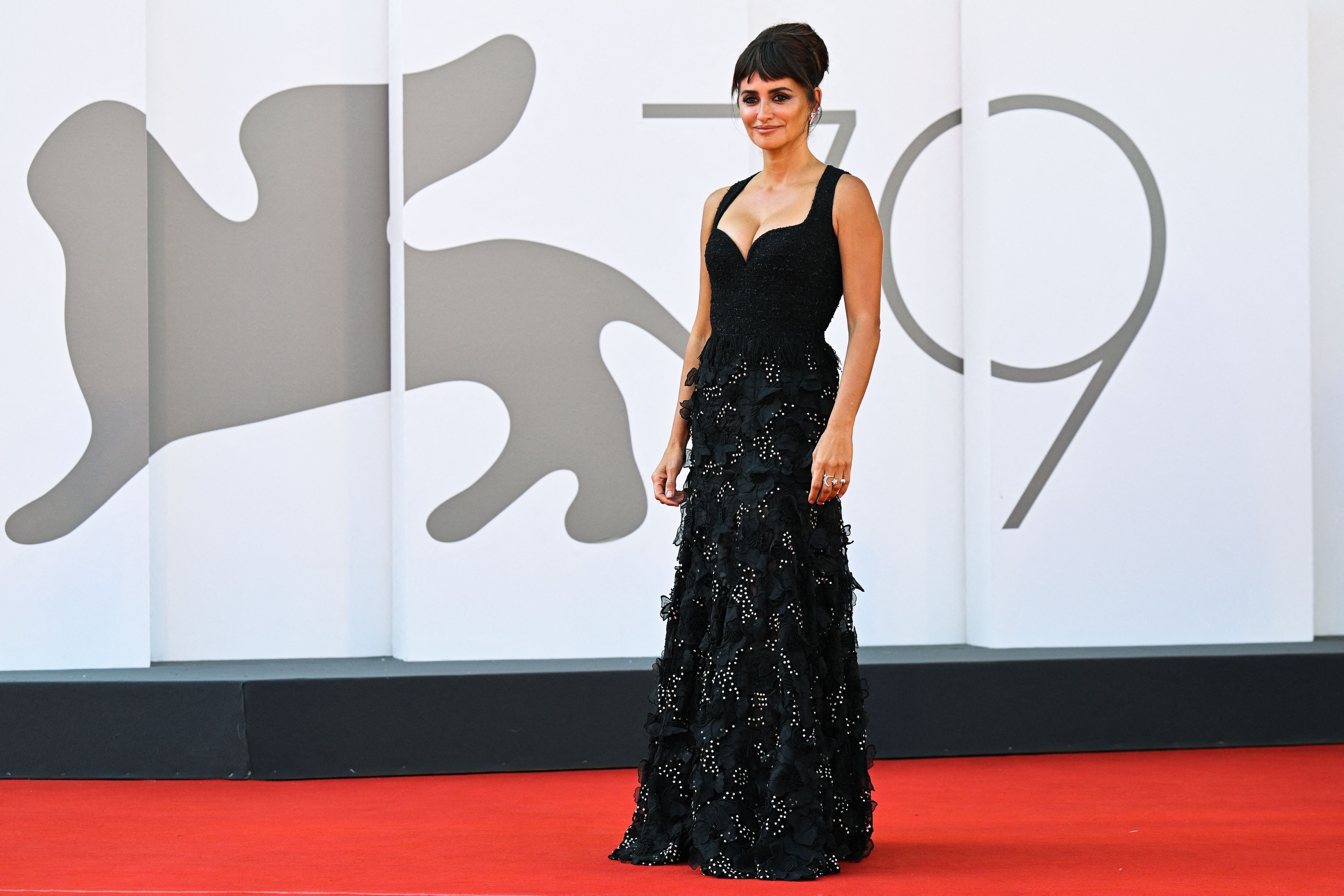 La actriz española Penélope Cruz llegó a la alfombra roja con un vestido negro de Chanel de alta costura. (Foto: Tiziana FABI / AFP)
