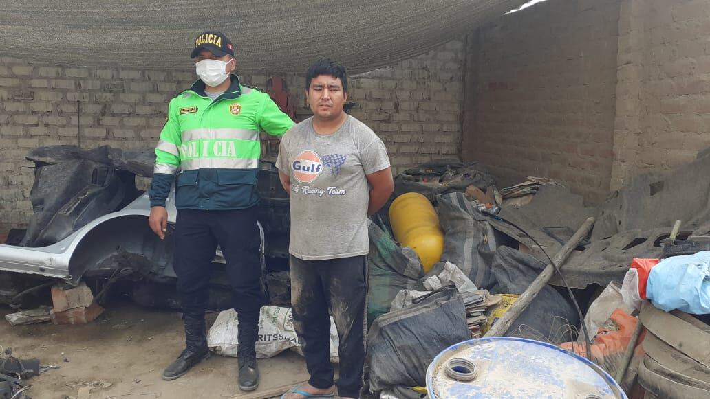 En solo unas horas, delincuentes desmantelaron por completo un taxi que fue robado en Surco. (fotos: Mónica Rochabrum/Trome)
