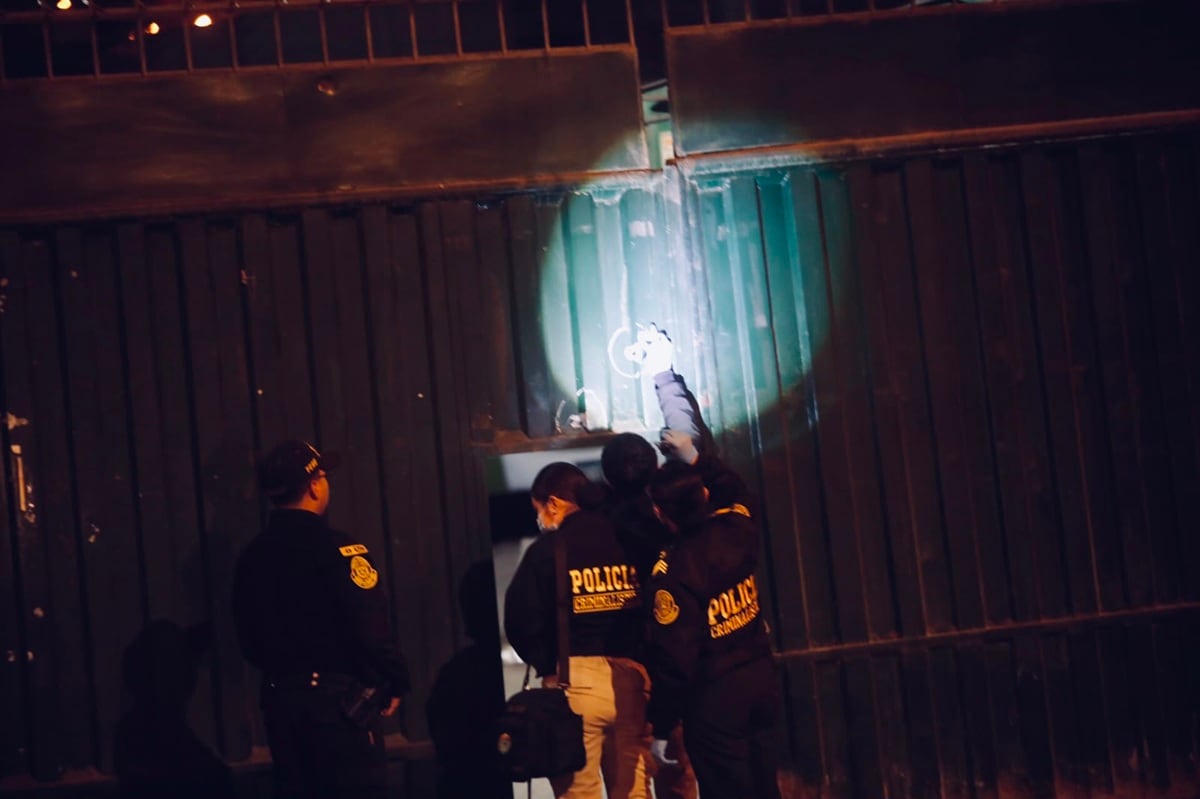 Agentes de Criminalística de la Policía Nacional realizan investigaciones tras un ataque extorsivo en un paradero de la empresa Etupsa, en Villa María del Triunfo, el 8 de agosto de 2026. (Foto: César.grados@photo.gec)