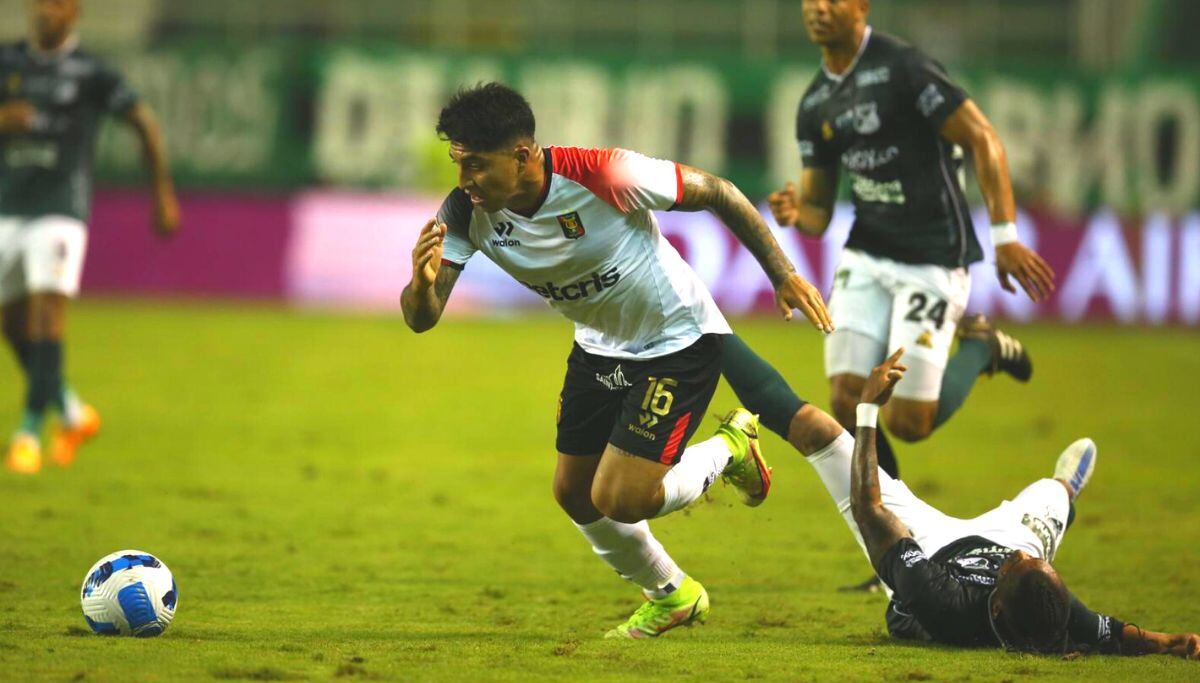 Luis Iberico recibe algunos conejos de goleador arequipeño (Foto: AFP)