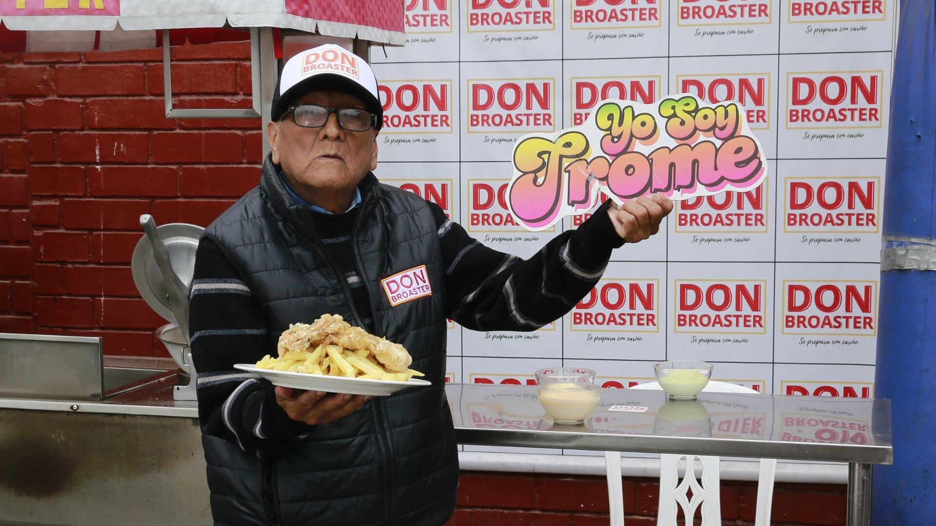 Lo llaman de cariño 'Tío KFC' porque su pollo broaster es muy sabroso