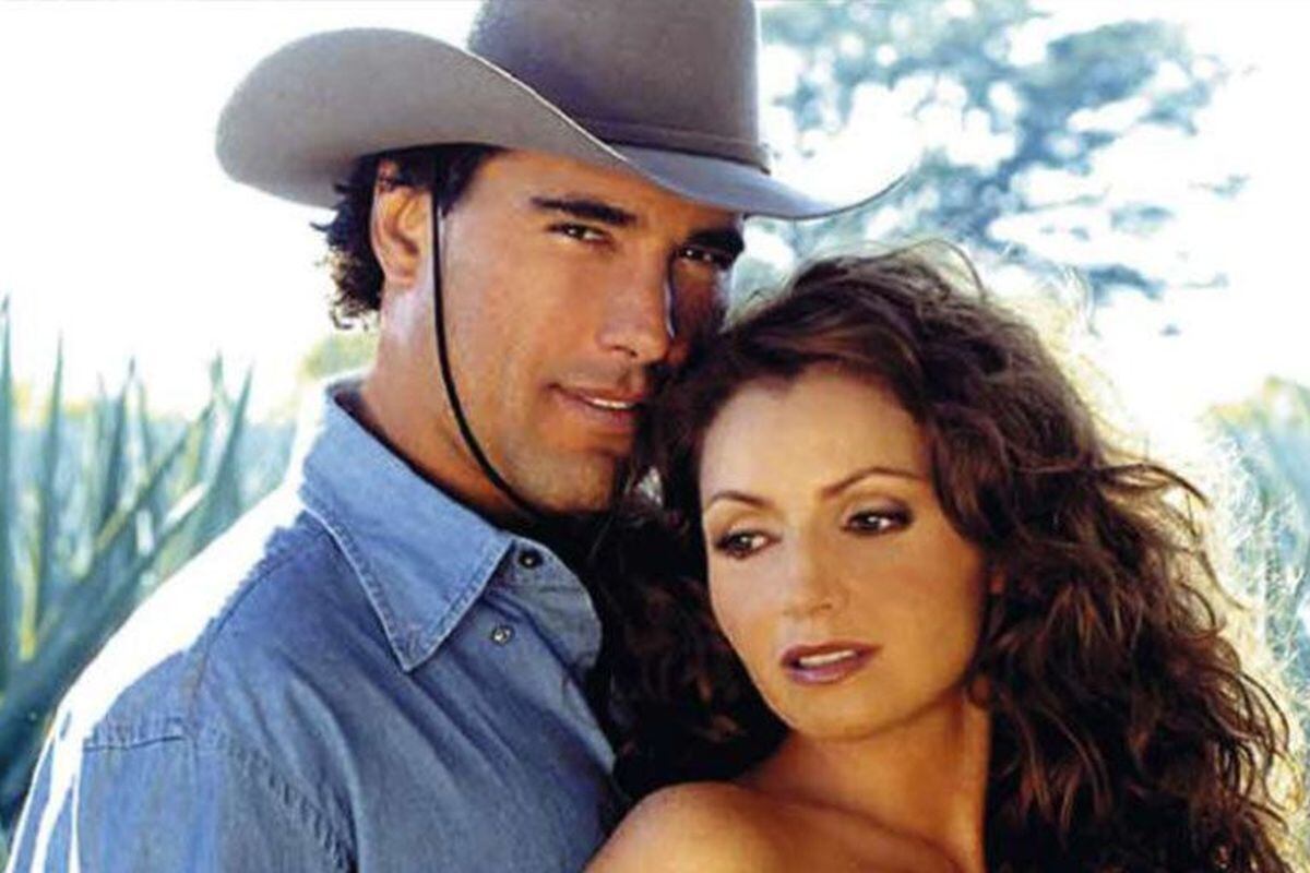 La novela sigue a una hermosa y humilde jornalera de campo que vive un apasionado romance con un poderoso productor de tequila (Foto: Televisa)
