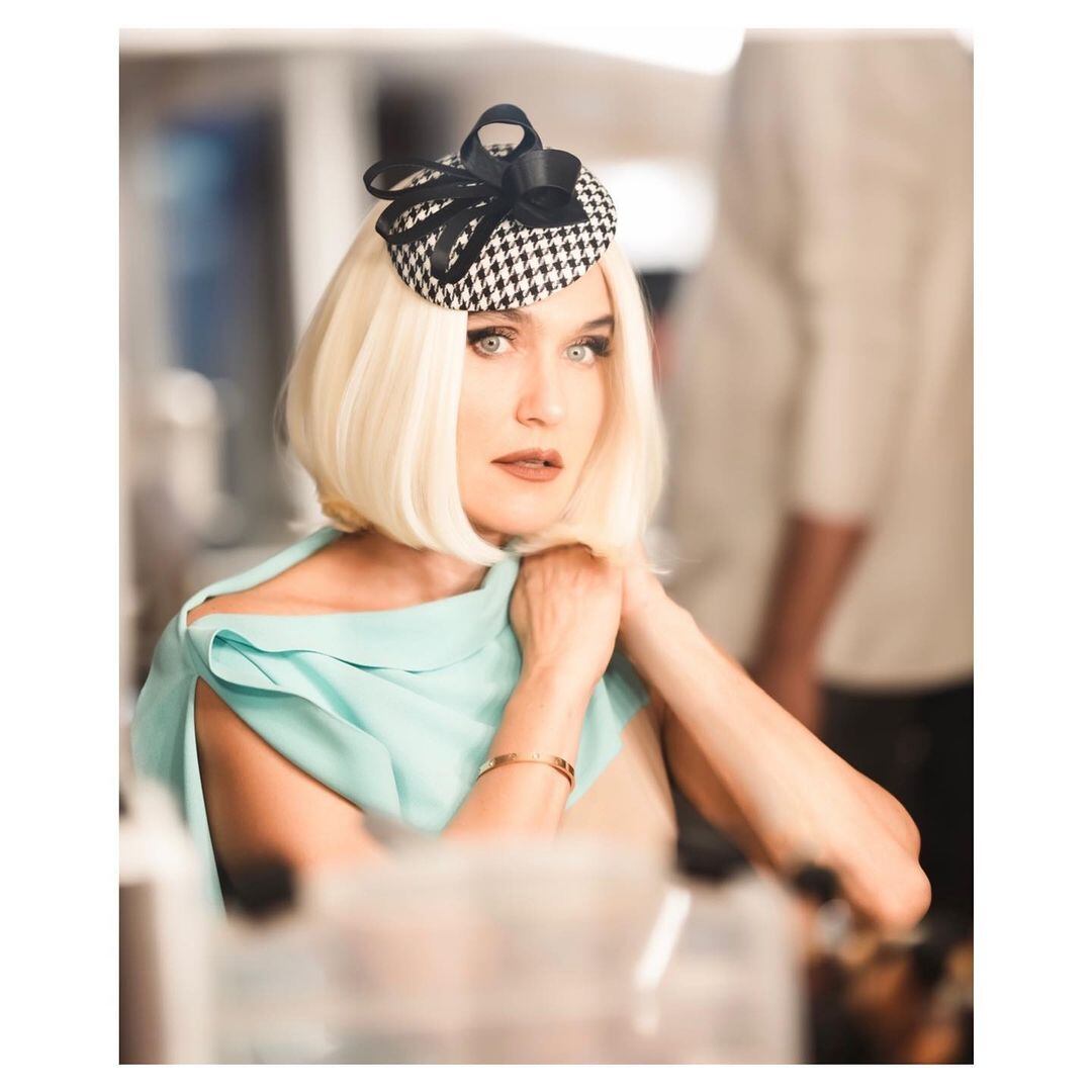 Sevval caracterizada con una peluca rubia para darle vida a uno de sus personajes (Foto: Sevval Sam / Instagram)