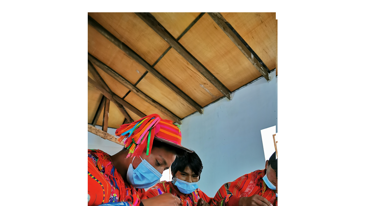 Los jóvenes de Huilloc en pleno aprendizaje en el Calla Sagrado de los Incas.