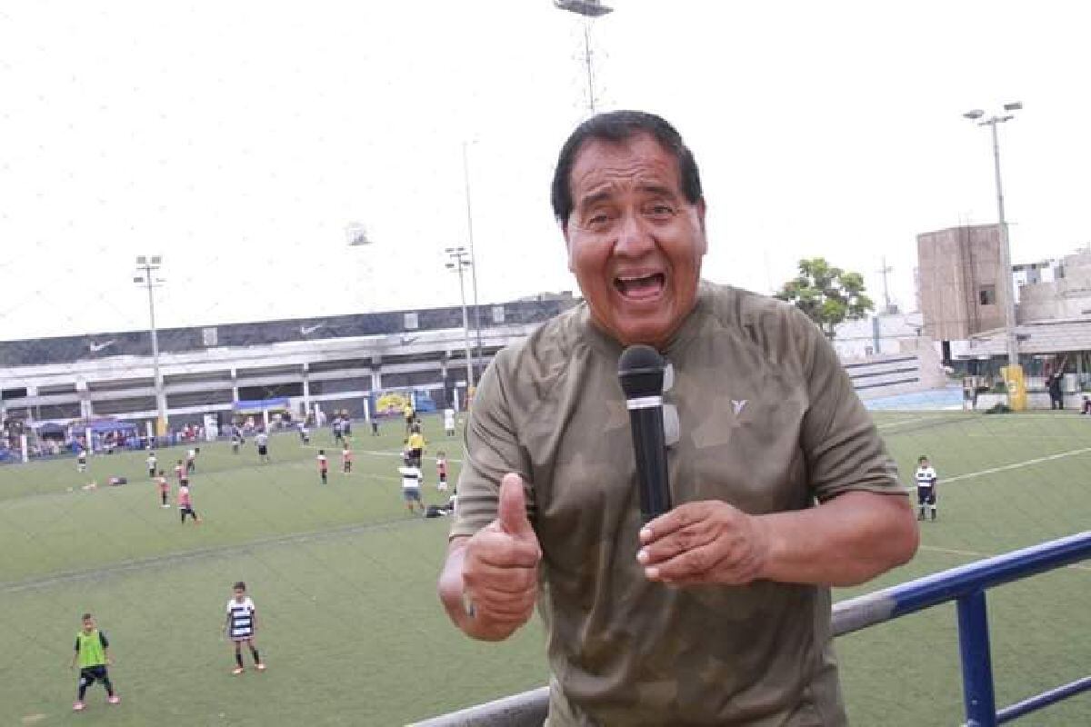 Lalo Achimbaud pide que Perú ponga el balón al piso ante Paraguay.