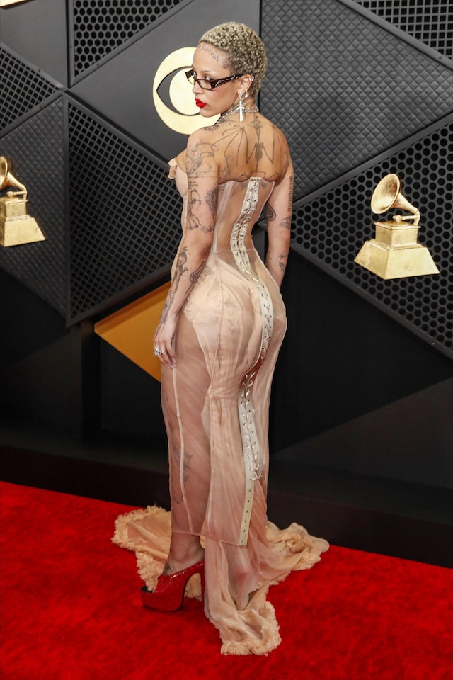 Doja Cat en la alfombra roja de los 66 Premios Grammy en Los Angeles. EFE/EPA/CAROLINE BREHMAN