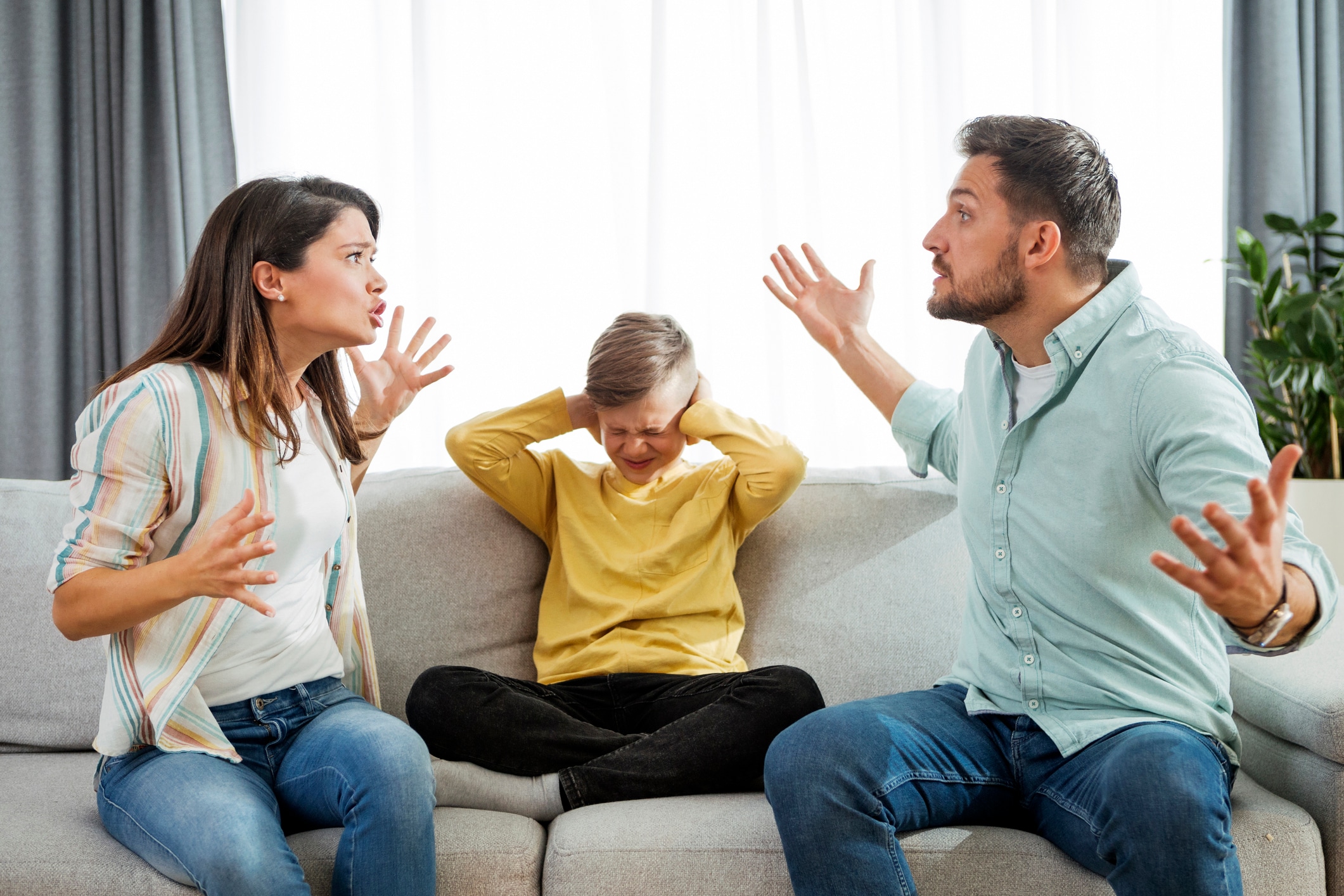 La relación de pareja también educa. Los hijos observan cómo sus padres se quieren, resuelven conflictos y ponen límites, y esas experiencias pueden convertirse en modelos para sus futuras relaciones. Foto: Istock