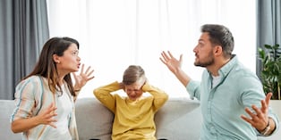 La relación de pareja también educa. Los hijos observan cómo sus padres se quieren, resuelven conflictos y ponen límites, y esas experiencias pueden convertirse en modelos para sus futuras relaciones. Foto: Istock