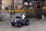 Perrito es la sensación de TikTok al pasear en su propio auto: “Parqueando la nave”