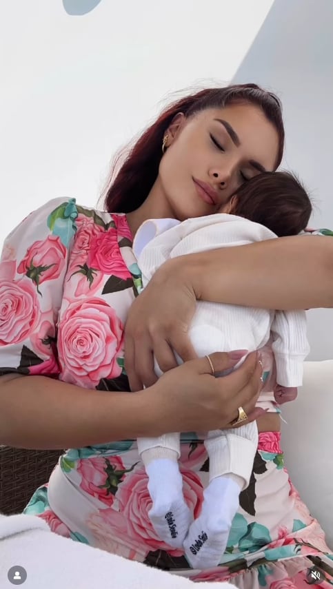 Génesis con su último bebé. Foto: Instagram Génesis Tapia.