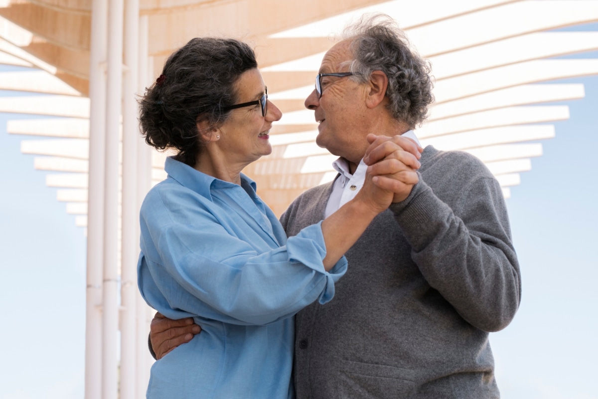 El baile es súper beneficioso para las personas, niños, jóvenes, adultos y de la tercera edad. Foto: Freepik.