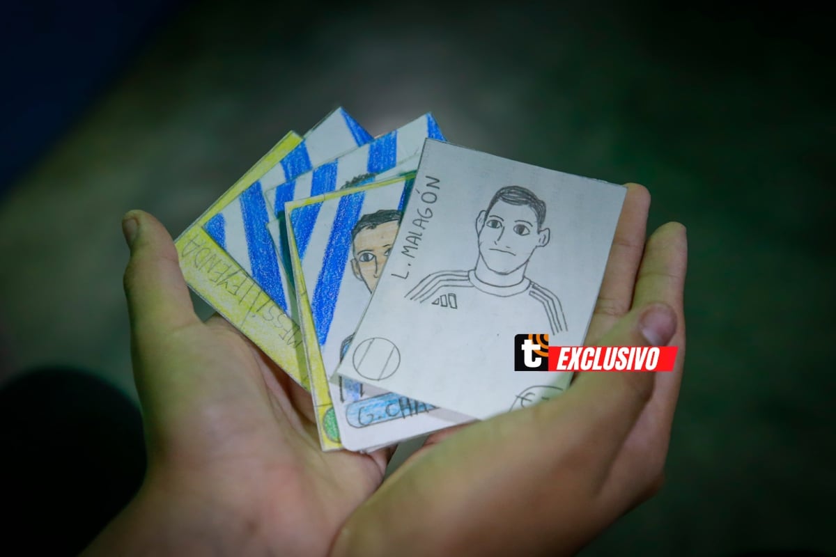Con creatividad, paciencia y mucho amor por el fútbol, Mathías Flores, de 11 años, decidió elaborar su propio álbum del Mundial cuando descubrió que no podía comprar el original. Foto: César Bueno.
