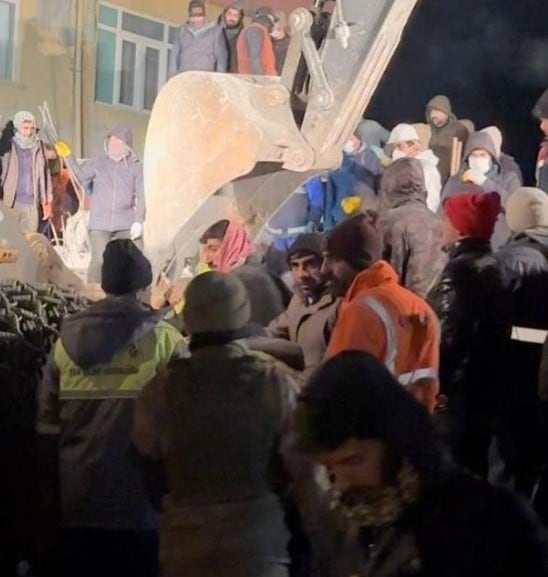 İbrahim Çelikkol en las labores de rescate de las víctimas (Foto: 1birsenaltuntas/Instagram)