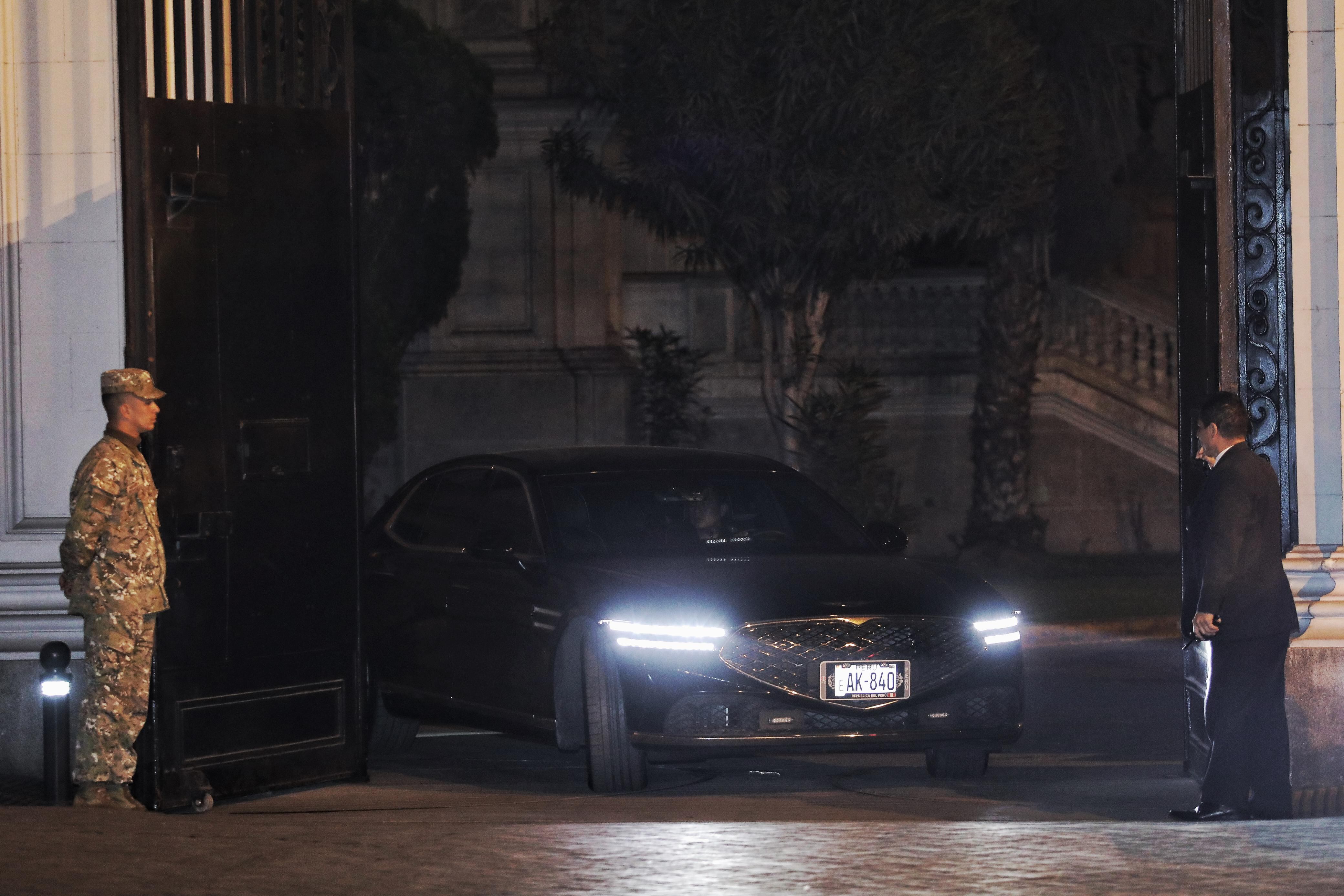 Dina Boluarte y su gabinete de ministros se retiran de palacio luego que el congreso aprobará su vacancia.
Foto: Joel Alonso @photo.gec