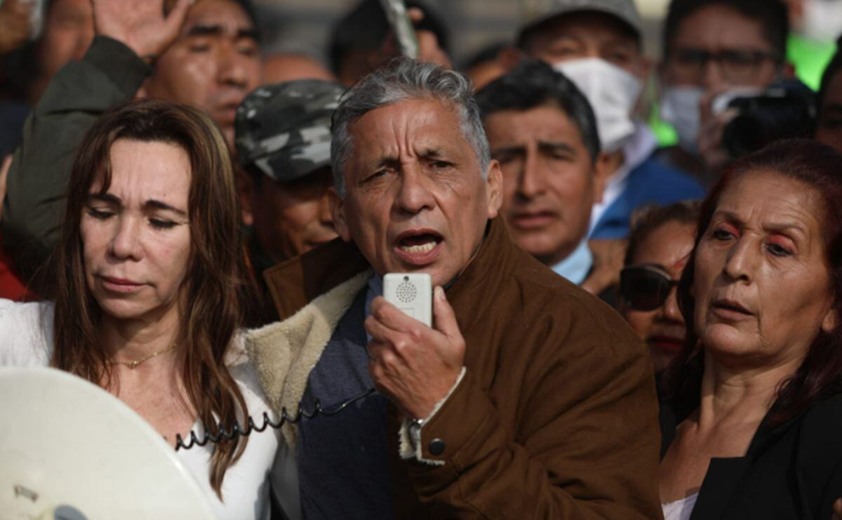 Ina Andrade al lado de su esposo, Antauro Humala.