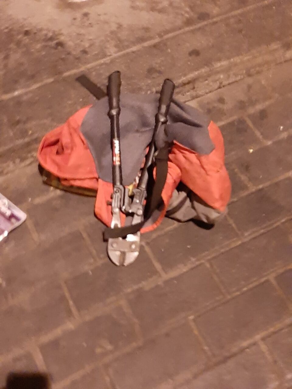 Julio Celso Silopu Castillo (26), ‘zorro’, y Janciel Magdalena Bolaños Arias (24), ‘La Nena’, fueron descubiertos cuando iban a fugar de una botica, a donde ingresaron para robar medicinas, formulas y dinero, en San Juan de Miraflores.