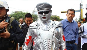 Robotín y Robotina se cruzaron en la redacción del diario Trome, pero ni se saludaron