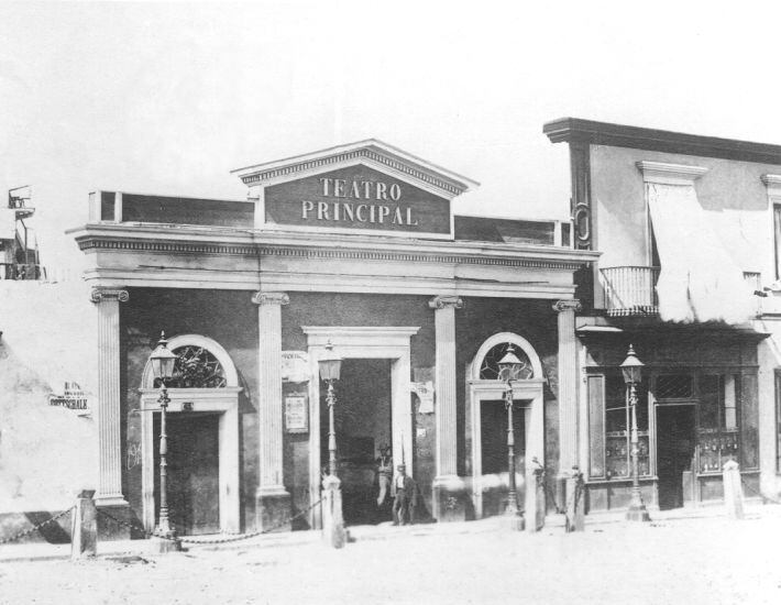 Con las décadas, este espacio comenzó a llamarse Teatro Principal. Así lo conoció el libertador San Martín y su lugarteniente y ministro de Gobierno, Bernardo Monteagudo.