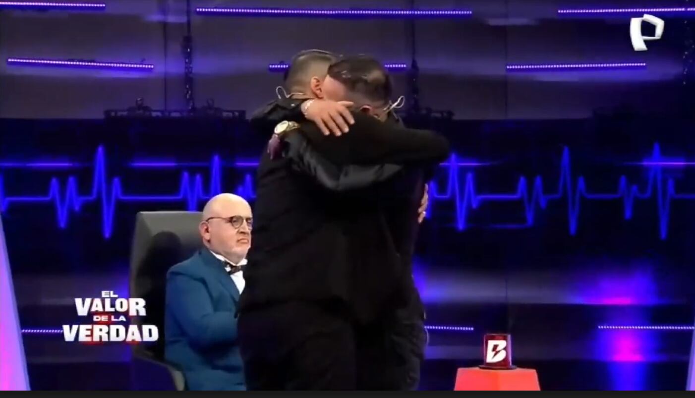 Ricky Trevitazo desconsolado al abrazar a Luigui Carbajal en EVDLV.