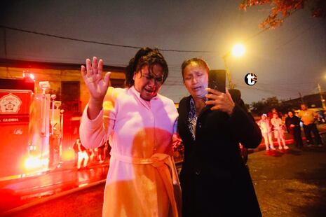 ¡Escaparon por los techos! Incendio destruye 10 viviendas en Barrios Altos y vecinos sospechan de una muj...