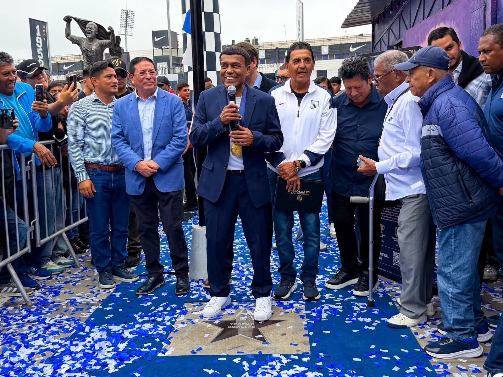 Emocionado Teófilo Cubillas por su estrella en el Caminito Íntimo (Fotos: Municipalidad de La Victoria)