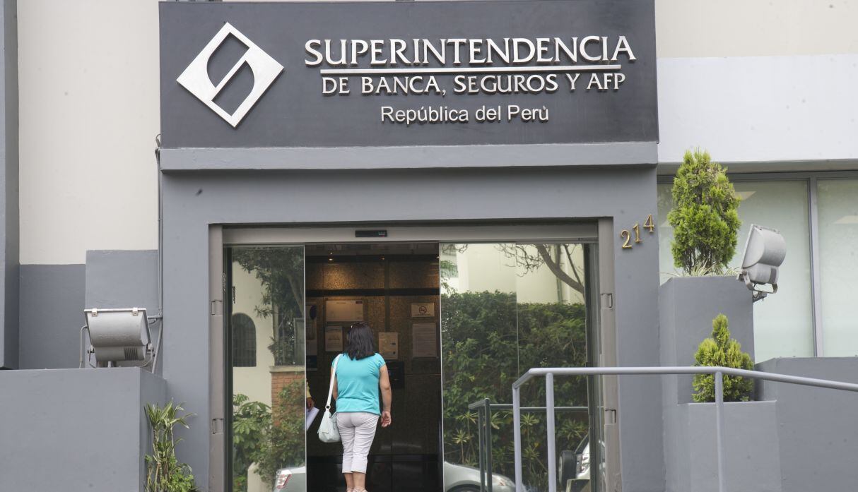 Mujer entrando a la SBS, donde te puedes quejar si tu entidad financiera no te deja anular tu tarjeta, de crédito (Foto: GEC)