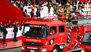 Gran Parada Militar: Bomberos voluntarios fueron de los más aclamados durante desfile | VIDEO