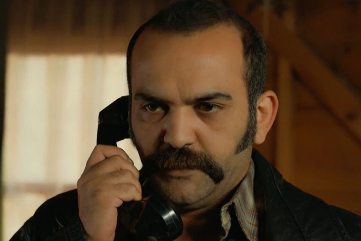 Vahap le da una mano nuevamente a Betül y su madre (Foto: Tims & B Productions)