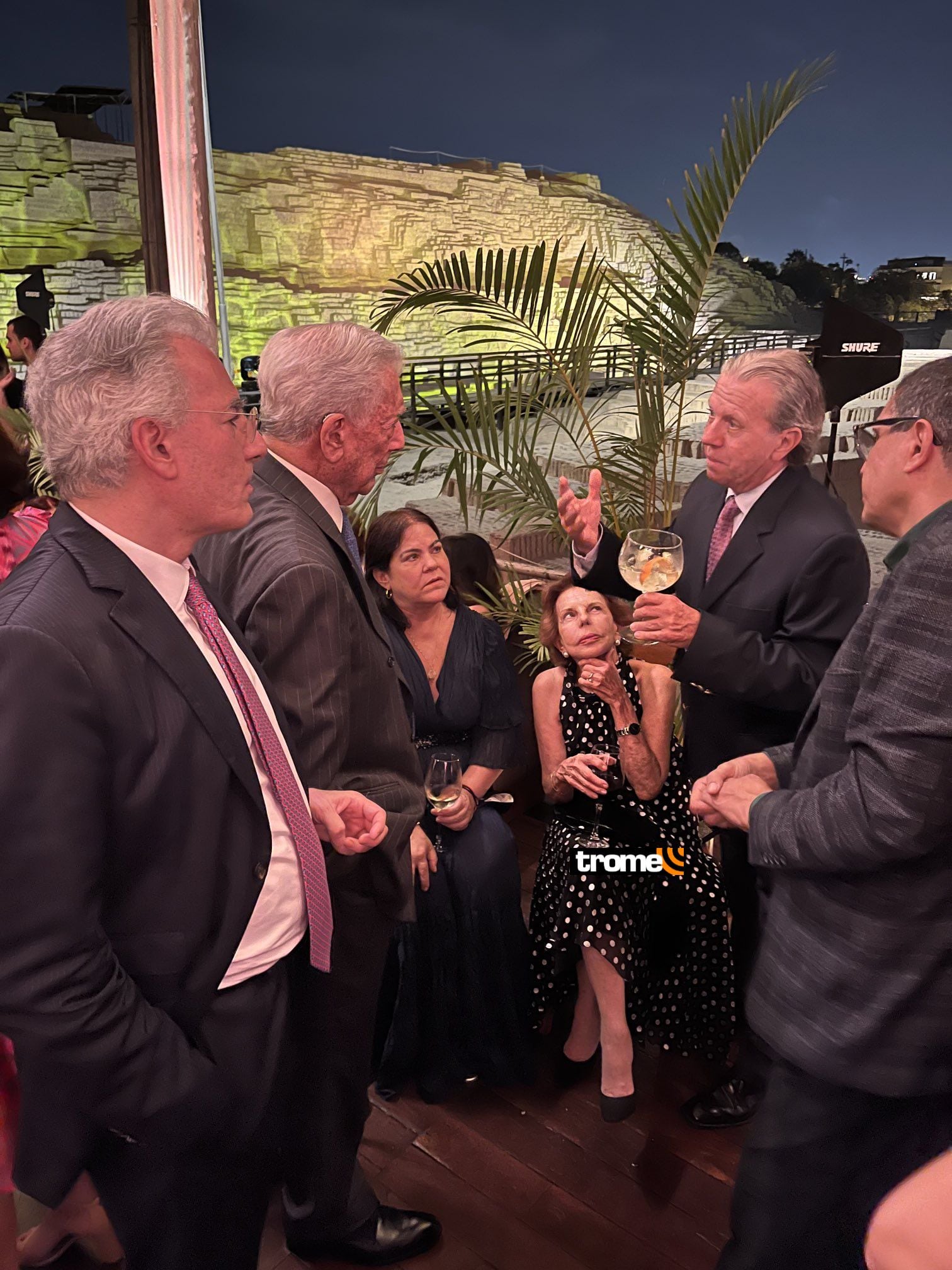 Tertulia miraflorina. Mario Vargas Llosa y su familia en Lima.