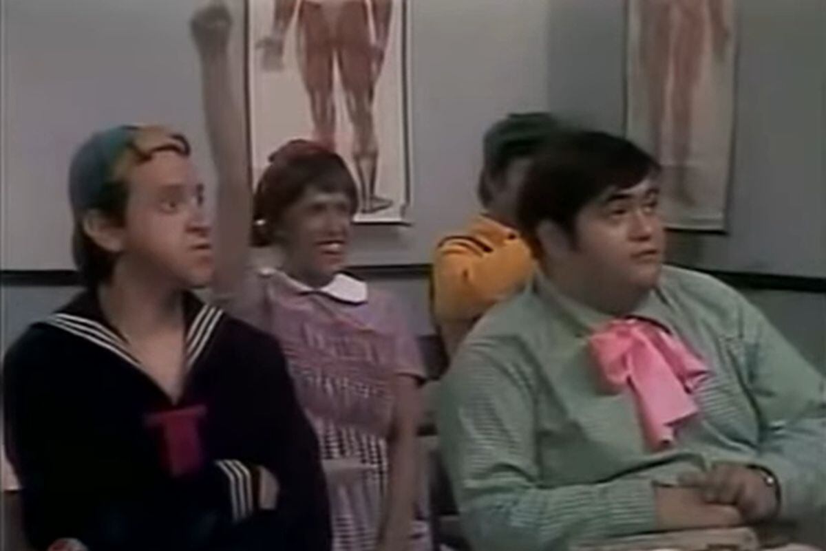 Elizabeth lista para responder una de las preguntas que hizo el profesor Jirafales a la clase (Foto: Televisa)