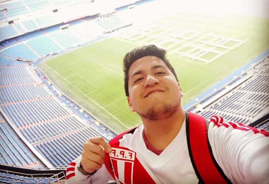 "No aconsejo llevar el álbum al lugar de cambios, es mejor que pegue las figuritas cuando tengas todo completo”, advierte Jack Hurtado. (Foto: Estadio Santiago Bernabéu en Madrid - Instagram @jackhurtado)