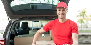 Un vehículo te facilita no solo para trasladarte sino también para hacer repartos. Foto: freepik.