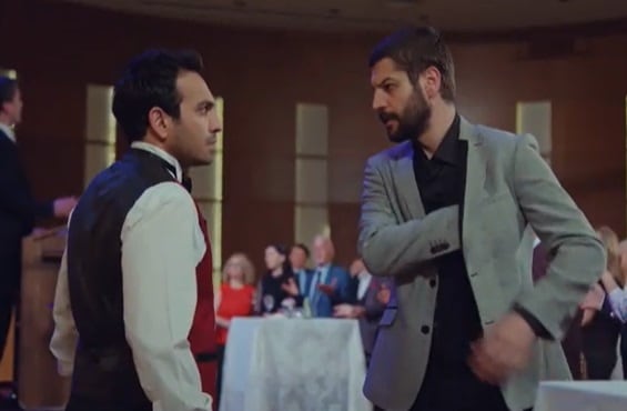 Cemal era el único que sabía que el padre de Öykü estaba vivo y juntos traman un plan para que pueda recuperar su vida (Foto: Med Yapım)