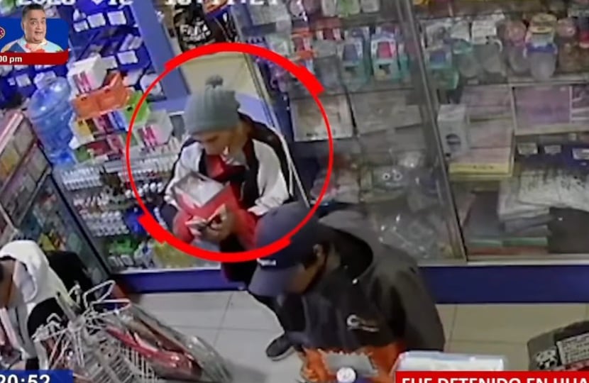 Sujeto fue captado cuando hacía una operación en un agente bancario en Huancayo. (Captura 24 Horas)