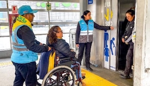 Viaje sin barreras: La nueva brigada que orienta y ayuda a personas con discapacidad en el Metropolitano