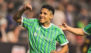 Raúl Ruidíaz marcó golazo de mediacancha en el triunfo del Seattle Saunders 3-2 sobre Philadelphia Union | VIDEO