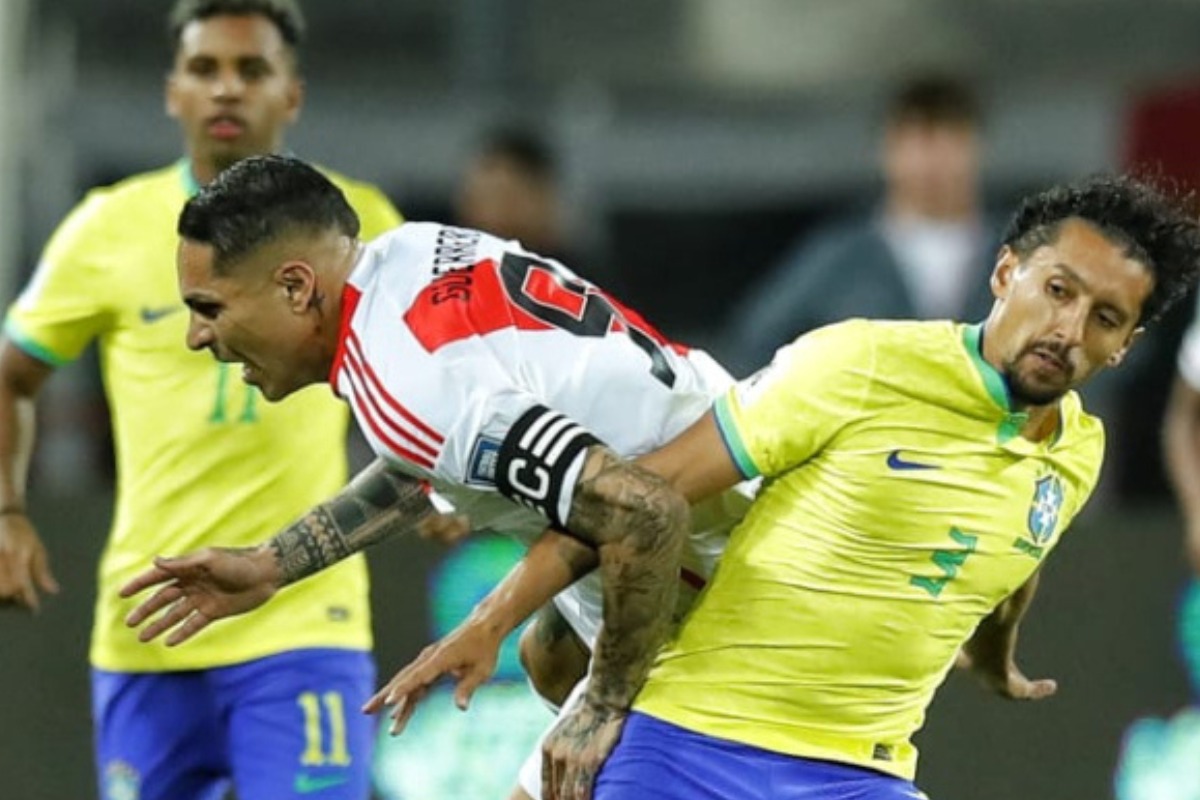 Perú y Brasil disputan un vibrante partido en el Nacional.