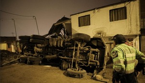 Villa El Salvador: camión se vuelca contra vivienda y deja tres niñas heridas