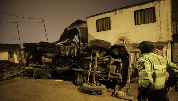 Villa El Salvador: Tres niñas heridas tras volcarse camión sobre su vivienda