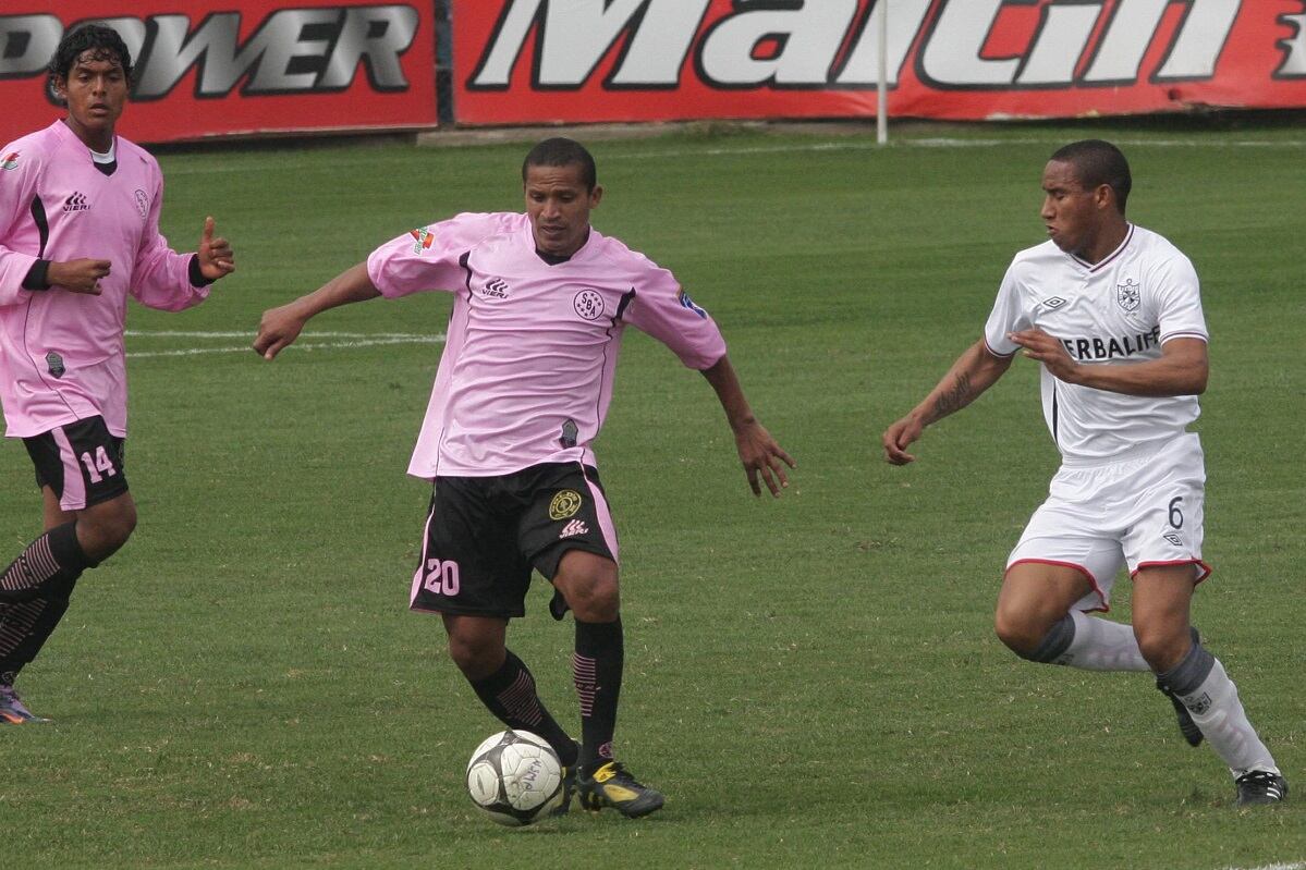 Carlos Antonio Flores Murillo, o simplemente 'Kukín', nació el 4 de agosto de 1974, en el Callao. Se formó en la Academia Cantolao y debutó profesionalmente en su querido Sport Boys, el 4 de septiembre de 1991. (Foto GEC Archivo)