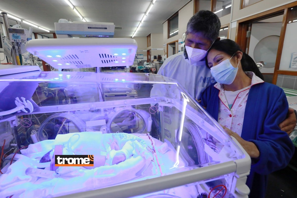 Están felices. Esposos deseaban agrandar la familia y acaban de tener trillizos. Sus pequeños se están recuperando en incubadora y pronto los podrán tener en sus brazos. (EsSalud / Trome)