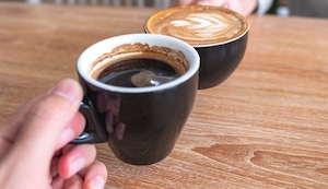 ¿Cómo tomar café de forma saludable? Con agua, leche o sin azúcar