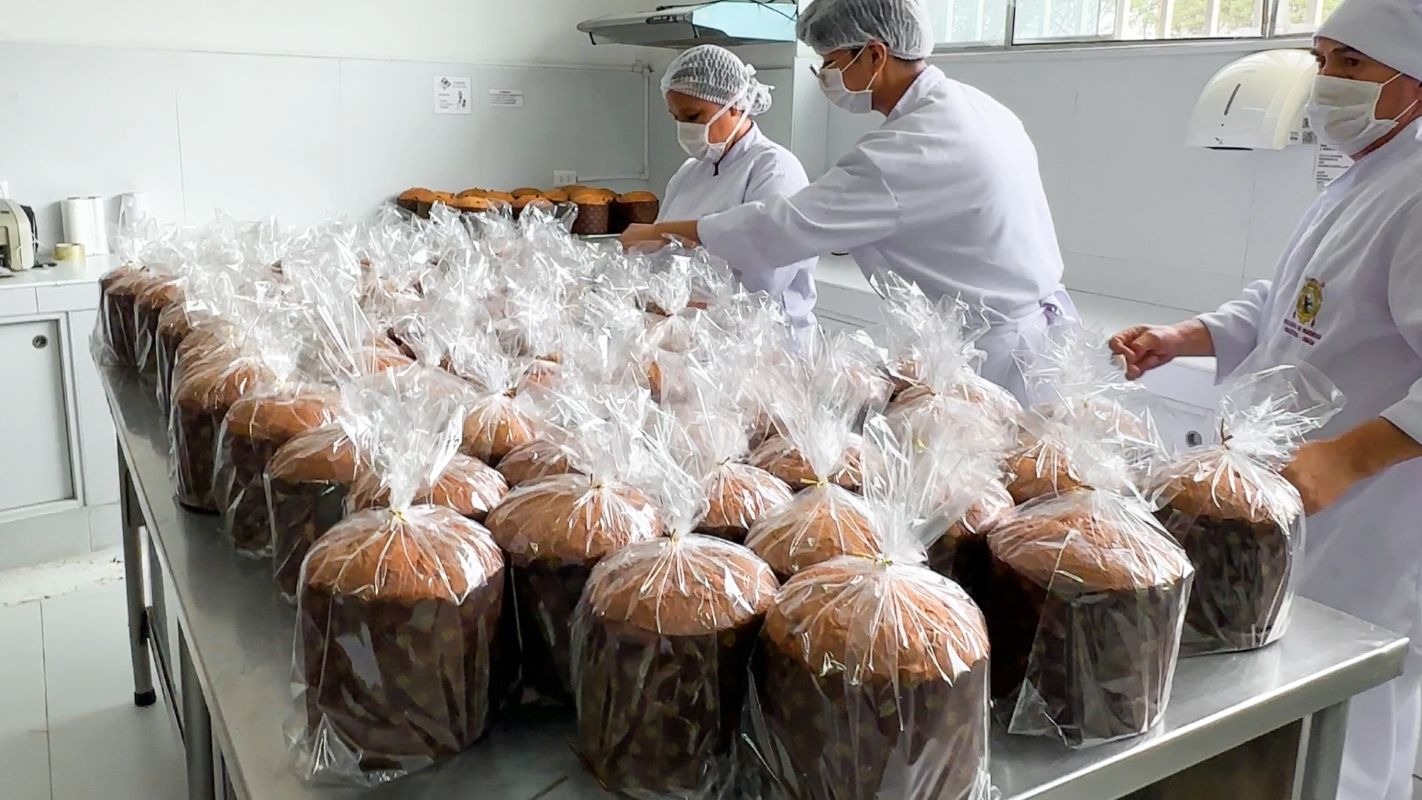 Universidad San Marcos: Facultad de Ingeniería Industrial raya con su marca de panetón.