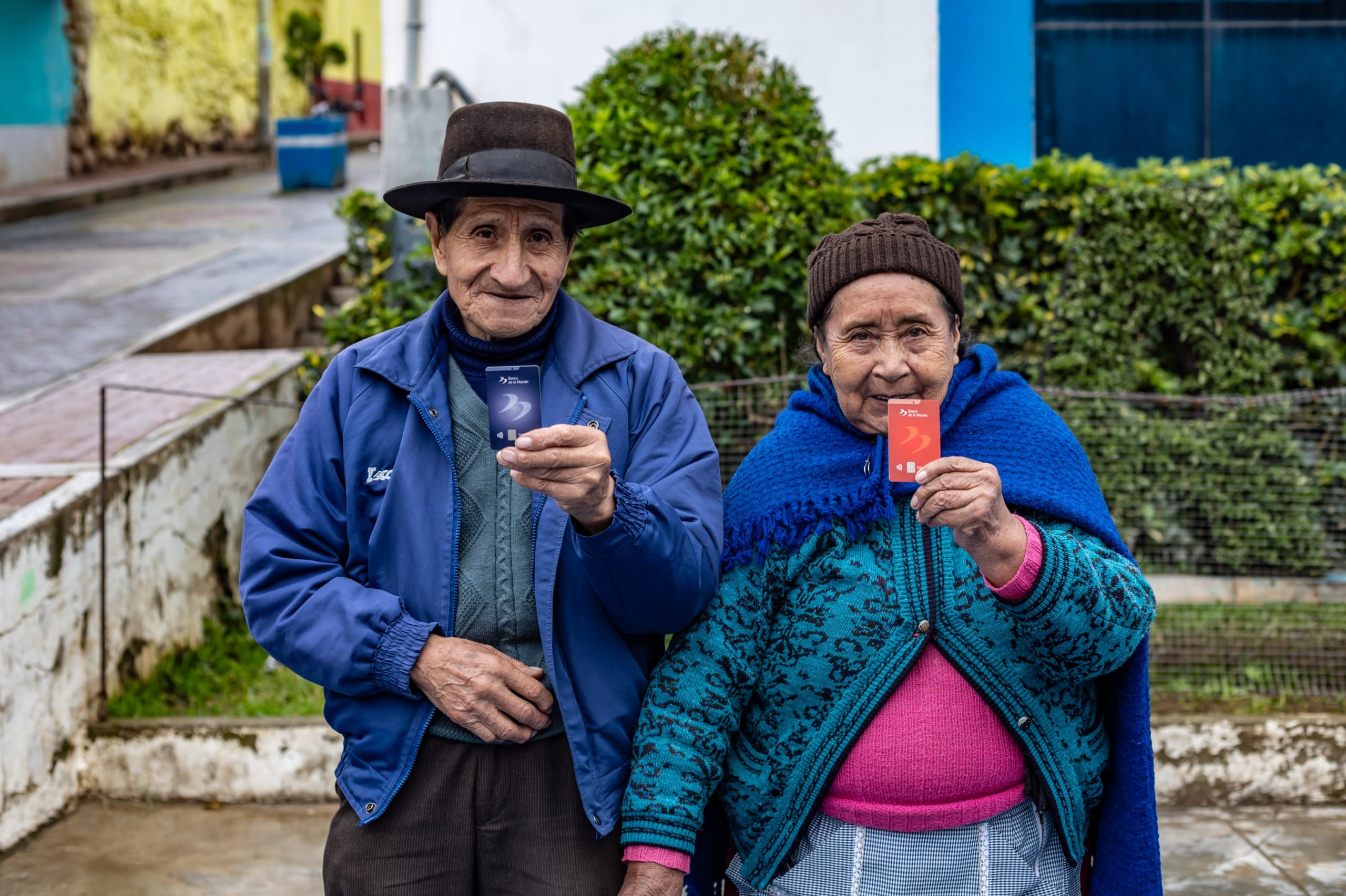 Adultos mayores que pertenecen a 'Pensiòn 65', podrán retirar dinero en diversos agentes o cajeros, gracias a su tarjeta del Banco de la Nación