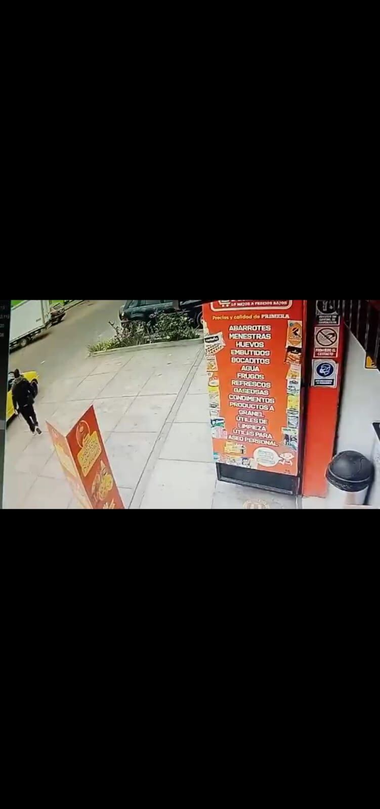 Delincuentes escaparon en un auto Tico amarillo. Aquí, el de contextura gruesa sube al carro. Secuencia número 4 del hurto. | Reproducción de vídeo