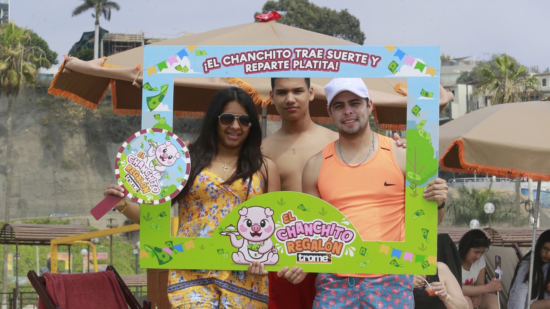 Familias posaron felices con nueva promo del diario Papá. Foto: Allengino Quintana