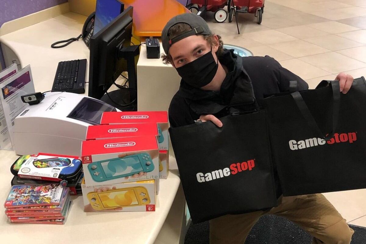 Hunter Kahn donó videojuegos a un hospital de niños tras ganar US$30.000 con las acciones de GameStop. (Foto: hkahn3 | Instagram)